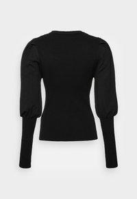 Pull en tricot noir avec une silhouette ajustée, des manches longues aux épaules bouffantes et un col rond. Texture douce, design sans coutures.