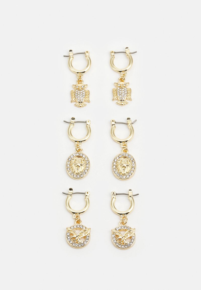 Conjunto de três pares de brincos de argola em tom dourado, apresentando pendentes de coruja, leão e borboleta, adornados com strass transparentes.