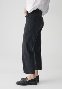 OPUS PANTS MID RISE CROPPED BARREL FIT - Jean droit - dark grey