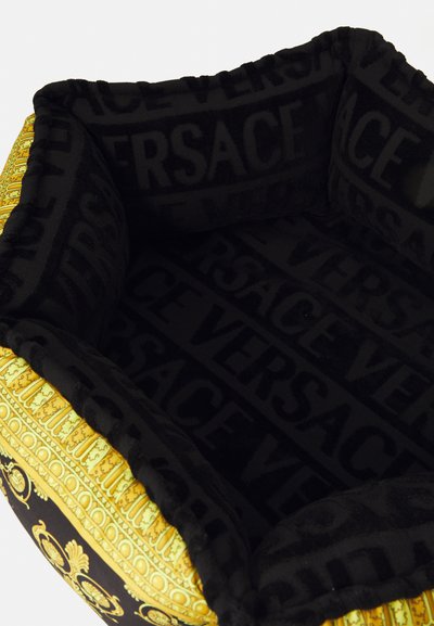 Juodas augintinio miegamojo kilimėlis su geltonais puošniais akcentais, turintis pūkuotą dizainą ir tekstūruotą vidų, pažymėtą juodu "VERSACE" logotipu.