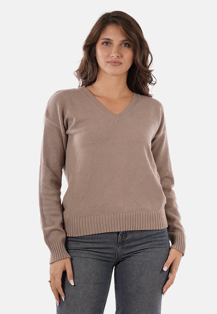 Maglione beige a scollo a v realizzato in tessuto morbido, con polsini e orlo a costine. Il design è semplice e aderente, con maniche lunghe.
