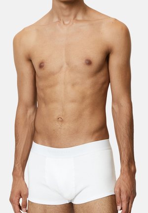 Weiße Boxershorts mit einer glatten Textur und einem elastischen Bund mit Logo, die ein tailliertes Design aufweisen und sich dem Körper anpassen.