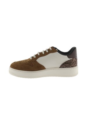 Sneaker casual low-top con parte anteriore in suede marrone, pannelli laterali in pelle bianca, tallone maculato, colletto nero e suola bianca con lacci.