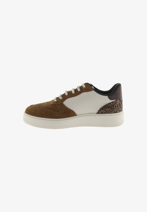 Sneaker casual low-top con parte anteriore in suede marrone, pannelli laterali in pelle bianca, tallone maculato, colletto nero e suola bianca con lacci.