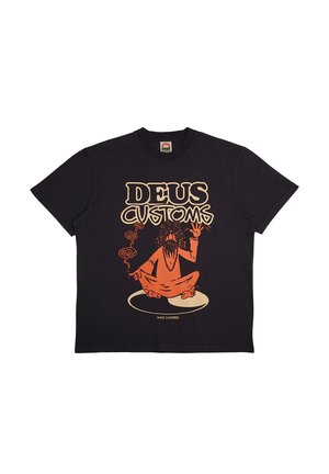 Camiseta de algodón negra con un diseño gráfico naranja de una figura sentada con humo. El texto "DEUS CUSTOMS" está prominentemente exhibido.