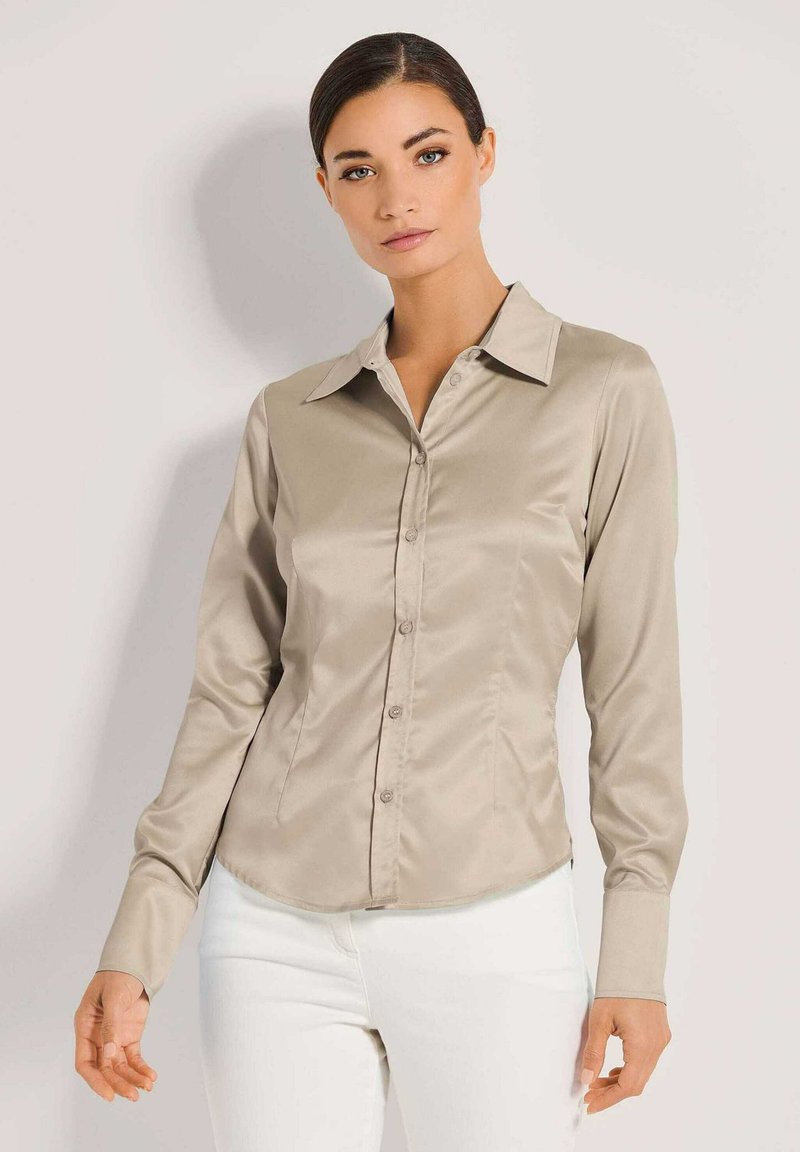 Beige Satin-Hemd mit Knopfleiste, spitzem Kragen, langen Ärmeln und abgerundetem Saum. Hat eine glatte Textur und passende Knöpfe.