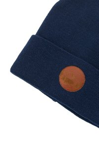 Granatowa dziana czapka z zawiniętym brzegiem, z okrągłą, brązową skórzaną naszywką z wytłoczonym wzorem. Miękka struktura i elastyczne dopasowanie.