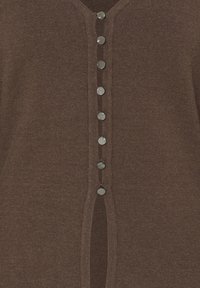 Tissu tricoté marron avec une rangée de huit boutons ronds brillants au centre, avec une petite ouverture en bas.
