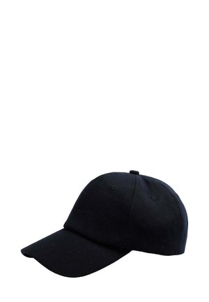 Gorra de béisbol negra hecha de tela con visera curvada, que presenta seis agujeros de ventilación y un pequeño botón en la parte superior. Diseño simple sin logos.