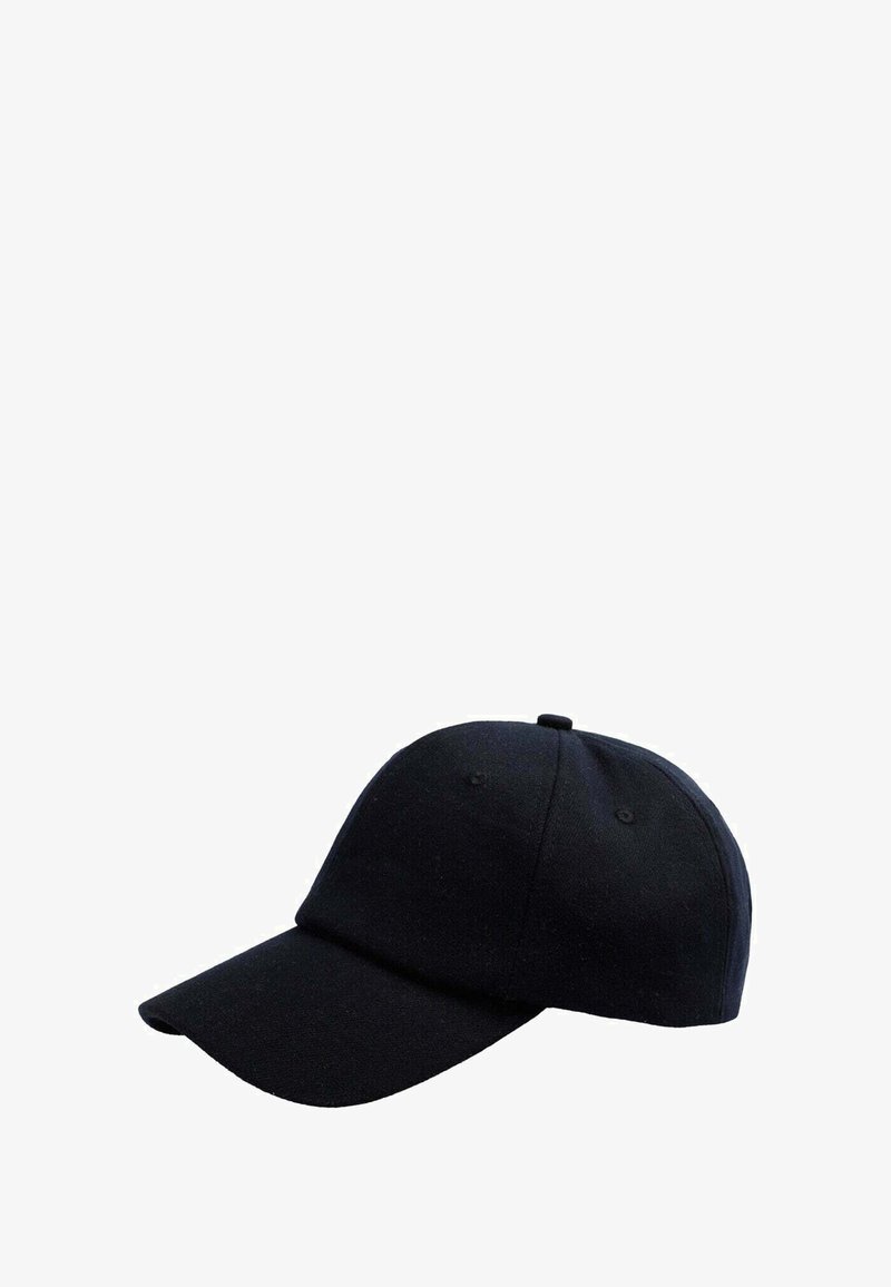 Zwarte baseballcap van stof met een gebogen klep, voorzien van zes ventilatiegaten en een kleine bovenknop. Eenvoudig ontwerp zonder logo's.
