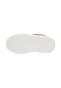 Suola di sneaker bianca in gomma con superficie texturizzata, caratterizzata da un motivo a onda e un logo circolare. Accentuata da un materiale superiore colorato.