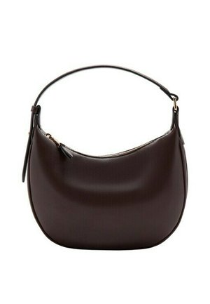 Ciemnobrązowa skórzana torebka w kształcie półksiężyca z pojedynczym paskiem i zamknięciem na suwak u góry.