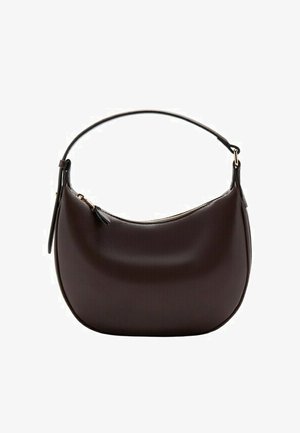 Geantă semilunară din piele maro închis, cu o singură curea și închidere cu fermoar în partea de sus.