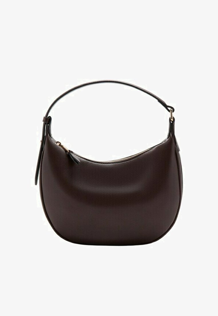 Tmavohnedá kožená kabelka v polmesiacovom tvare s jedným remienkom a horným zapínaním na zips.