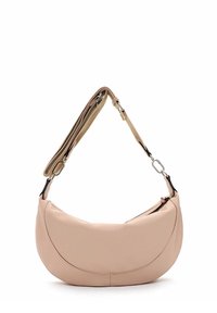 Borsa a spalla in pelle pesco con forma curva, tracolla regolabile e dettagli in hardware argentato. Presenta una chiusura con zip sulla parte superiore.