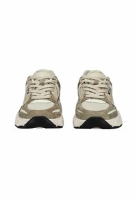 Beige und cremefarbene Sportschuhe aus Wildleder und Mesh-Materialien, mit runder Zehenpartie, standardmäßiger Schnürung und schwarzen Gummisohlen. Sichtbares Branding an der Seite.