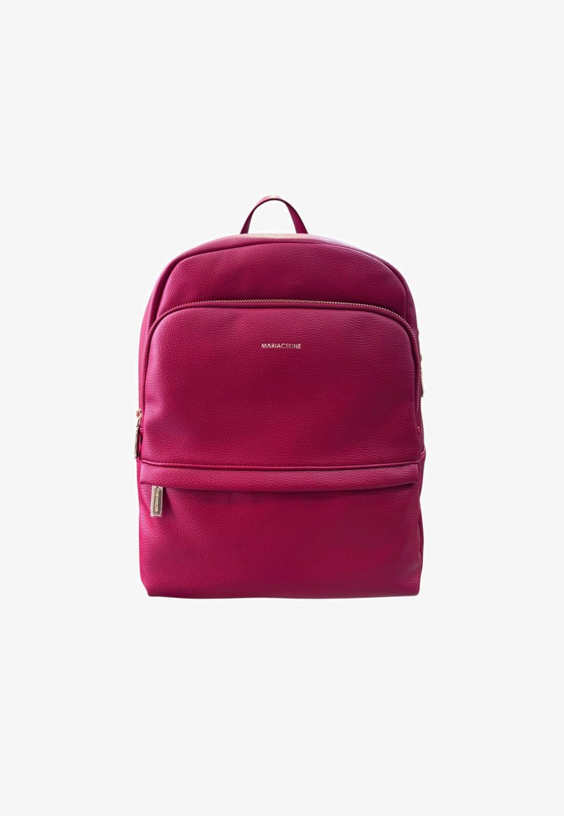 Zaino in pelle fucsia con texture liscia, parte superiore arrotondata, tasca frontale con zip e logo del marchio in argento. Dotato di spallacci regolabili.