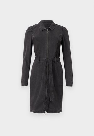 Melna džinsu kleita ar apkakles izgriezumu, garām piedurknēm, priekšējo rāvējslēdzēju un jostu vidukļa augstumā. Iekļauj divas priekšējās kabatas un taisnu apakšu.