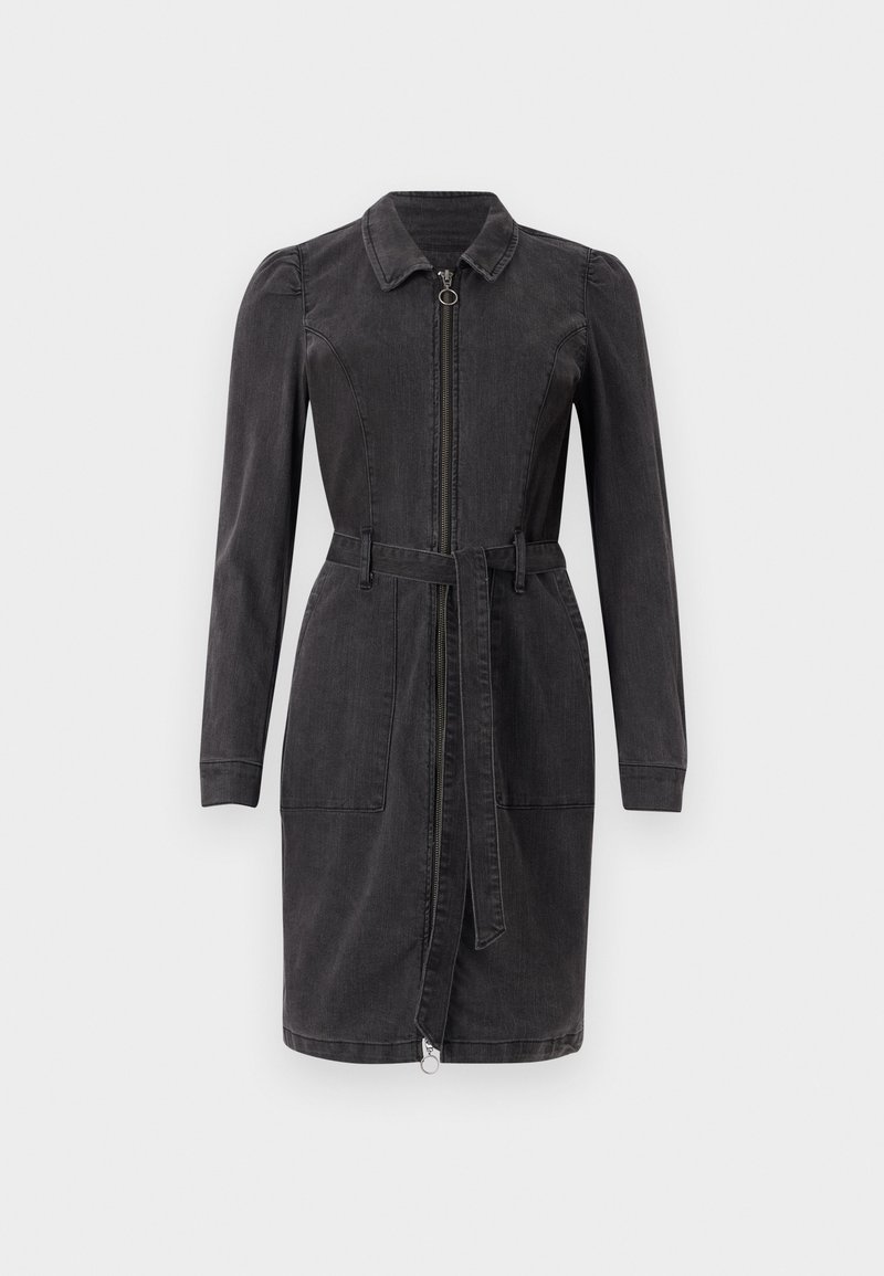 Robe en denim noir avec un col, des manches longues, une fermeture éclair à l'avant et une taille ceinturée. Dispose de deux poches avant et d'un ourlet droit.