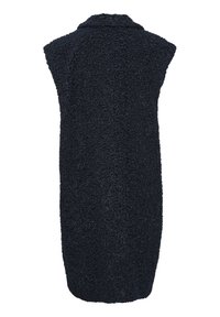 Ciemnoniebieski bezrękawnik wykonany z teksturowanego, puszystego materiału. Posiada kołnierz i sięga do połowy łydki, bez widocznych zapięć czy wzorów.