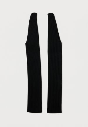 Egy pár fekete bordázott kötött hosszú ujj nélküli kesztyű, hüvelykujjlyukkal, fehér hátterén elterítve.