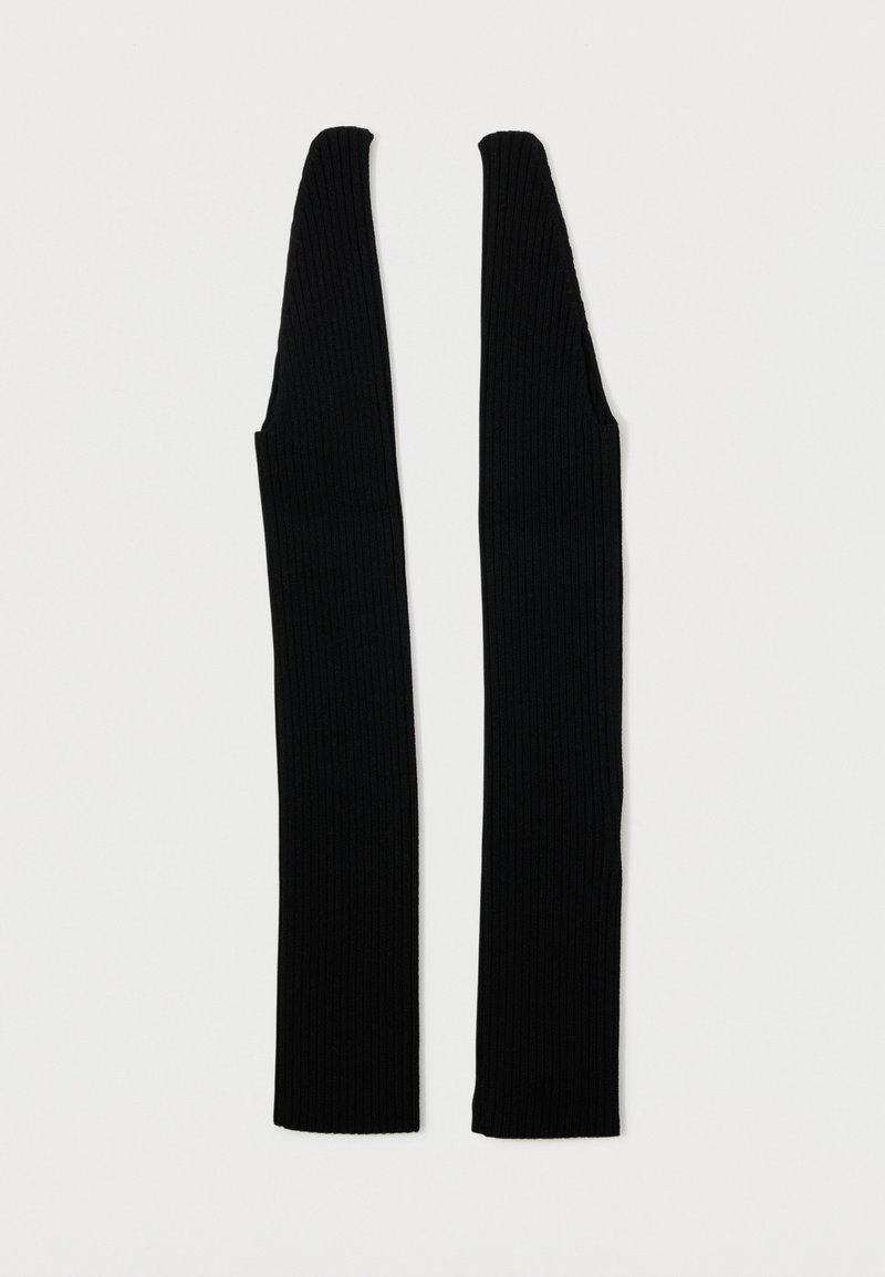 Um par de luvas compridas de malha canelada pretas, sem dedos e com orifício para o polegar, dispostas em plano sobre um fundo branco.