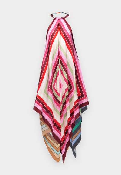 Μεταξωτό μαντήλι με πολύχρωμες διαγώνιες ρίγες που σχηματίζουν διαμάντι μοτίβα σε αποχρώσεις ροζ, κόκκινου, λευκού, πράσινου, καφέ και μπλε, κρεμασμένο σε λευκό φόντο.