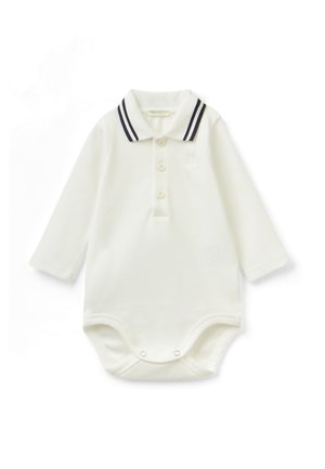 Body bianco a maniche lunghe con colletto a righe blu, pattina con tre bottoni e chiusure a scatto nella parte inferiore. Materiale in cotone morbido.