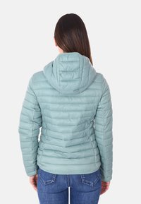 Giacca puffer azzurro chiaro con motivo trapuntato orizzontale, cappuccio e texture liscia. Progettata con una silhouette aderente e polsini elasticizzati.