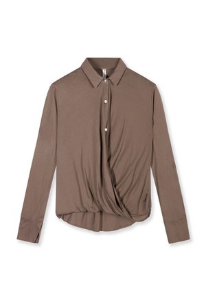 Blusa marrón de manga larga con cuello, tapeta de botones en la parte delantera y detalle de tela drapeada torcida en el bajo.