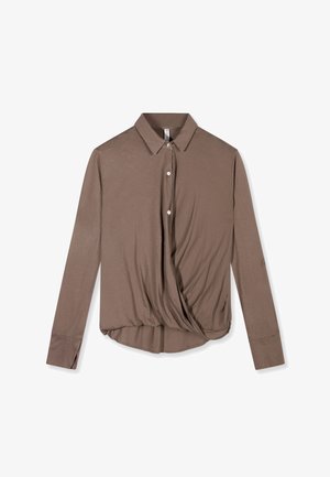 Blusa marrone a maniche lunghe con colletto, abbottonatura frontale e dettaglio drappeggiato attorcigliato all'orlo.