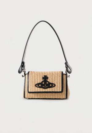 Petit sac à main beige tissé avec bordure noire, sangle noire et logo sphère noire centré sur le rabat avant.