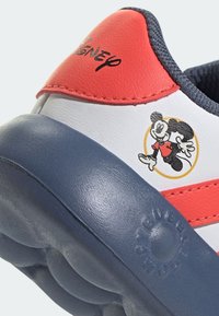 adidas Sportswear DISNEY MICKEY AND FRIENDS GRAND COURT - Lära-gå-skor - cloud white   bright red   preloved ink