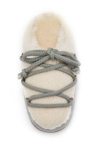 Kapcie z owczej sk�óry z kremowym wierzchem, szarymi plecionymi sznurówkami i miękkim wnętrzem. Posiadają okrągły czubek i zamszowe akcenty.