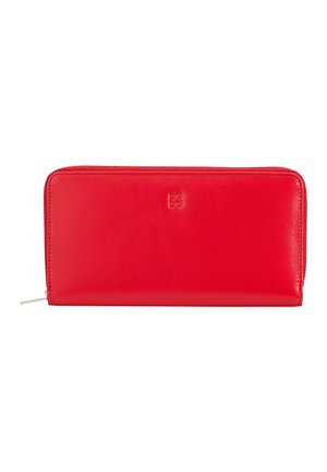 Portafoglio in pelle rossa con una superficie liscia, chiusura con zip e logo impresso. Forma rettangolare con cuciture precise lungo i bordi.