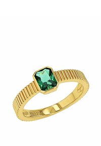 Złoty pierścionek z karbowaną obrączką i centralnym prostokątnym zielonym kamieniem osadzonym w złotym obrzeżu.