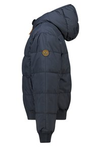Marineblauwe pufferjas met kap, voorzien van een rond logo op de bovenarm, geribbelde manchetten, een gladde textuur en een horizontaal doorgestikt ontwerp.