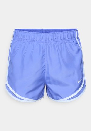Shorts de sport Nike en lavande clair, dotés d'une taille élastique, de rayures blanches sur les côtés et d'une texture de tissu lisse et léger.