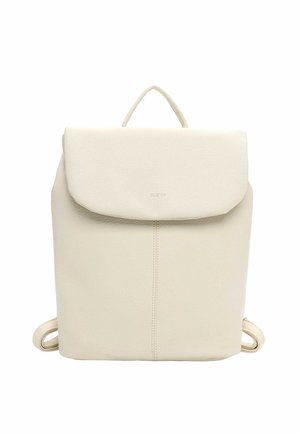 Mochila de cuero color crema con cierre de solapa superior, un asa única y dos correas de hombro ajustables.