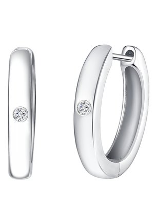 Silberne Creolen mit polierter Oberfläche, die auf jedem Ohrring einen kleinen runden Diamanteinsatz haben. Glattes, abgerundetes Design.