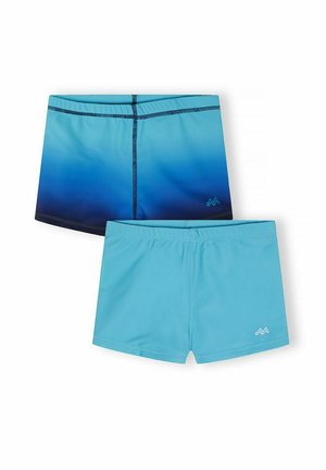 Dwie pary chłopięcych kąpielówek: jedna w jednolitym jasnoniebieskim kolorze, druga z niebieskim gradientem od jasnego do ciemnego z kontrastowymi szwami.