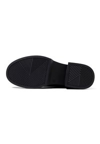 Suola di scarpa in gomma nera con un design piatto, caratterizzata da scanalature verticali e diagonali per una migliore aderenza. I bordi arrotondati migliorano il comfort.