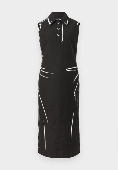 Μαύρο μίντι φόρεμα χωρίς μανίκια με άσπρα αφηρημένα γραμμικά σχέδια, γιακά και τρία μαύρα κουμπιά μπροστά.
