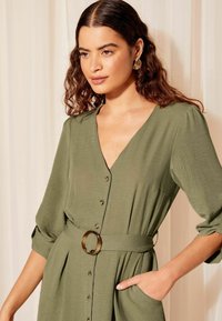 Friends Like These BUCKLE V NECK MIDI REGULAR FIT - Rochie de zi - khaki green