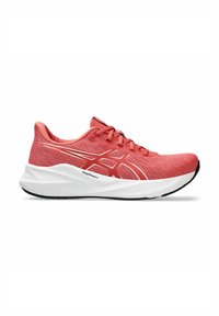 Lichte rode sport schoenen met een textuurstof bovenkant, witte tussenzool en zwarte rubberen buitenzool. Heeft een minimalistisch ontwerp en een prominente logo.