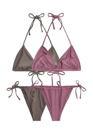 Două bikini triunghiulare cu șnur în nuanțe discrete de mov-mauve și maro, fiecare având legături ajustabile la gât, spate și șolduri, expuse așezate pe fundal alb.