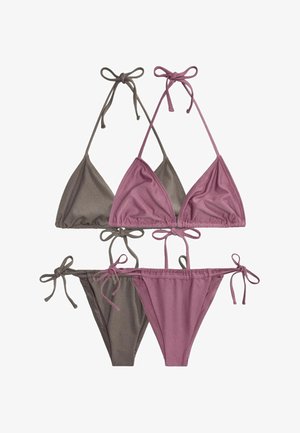 Két háromszög alakú, vékony pántos bikini tompa mályva és barna színekben, mindegyik állítható megkötőkkel a nyaknál, hátnál és csípőnél, laposan elhelyezve fehér háttéren.