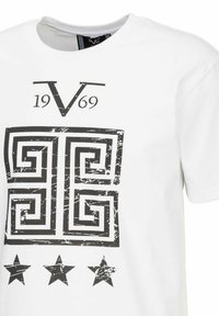 Weißes Baumwoll-T-Shirt mit einem schwarzen geometrischen Druck, der ein griechisches Schlüsseldesign und drei verwitterte Sterne am unteren Rand umfasst.