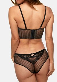 Zwart lingerieset met een doorschijnende lace bralette met verstelbare bandjes en een haaksluiting, gecombineerd met bijpassend lace ondergoed met geschulpte randen.
