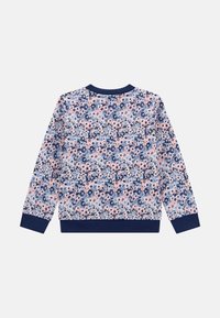 Felpa con motivo floreale, caratterizzata da una varietà di fiori blu, rosa e bianchi su uno sfondo chiaro. Polsini e colletto a coste blu navy.